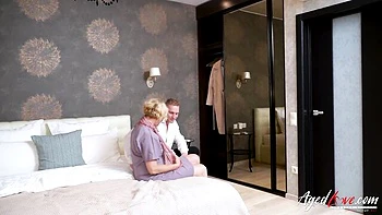 Martin Spell maduro fode pesado com meia-calça e peitos naturais