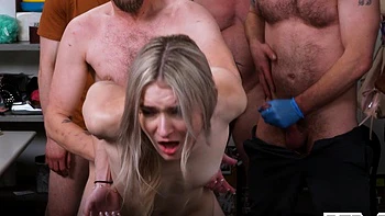 Loira Thea Summers é fodida no gangbang intenso com tatuagens e boquete