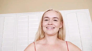 Пара жарко трахает тугой зад Хлои во всех позах