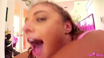 Doble penetración loca en culo grande de teen exótica