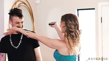 Melody Marks curvilínea chupando y follada a cuatro