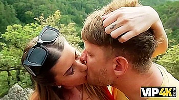 Brünette fickt hart mit zwei riesigen Schwänzen, Ehemann schaut zu