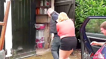 Belle-mère à gros seins adore sucer la chatte et le sexe dur