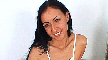 Karmen morena chupando um pau grande com paixão
