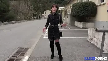 Manéa, 20 ans, veut une bonne bite pour assouvir ses envies