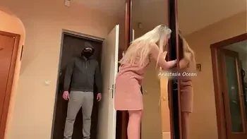 Drop the towel at the deliverer, met the delivery undressed, compilation