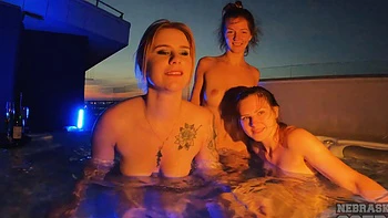 Two amateur teens Lea and Melonie have sex in the swimming pool
